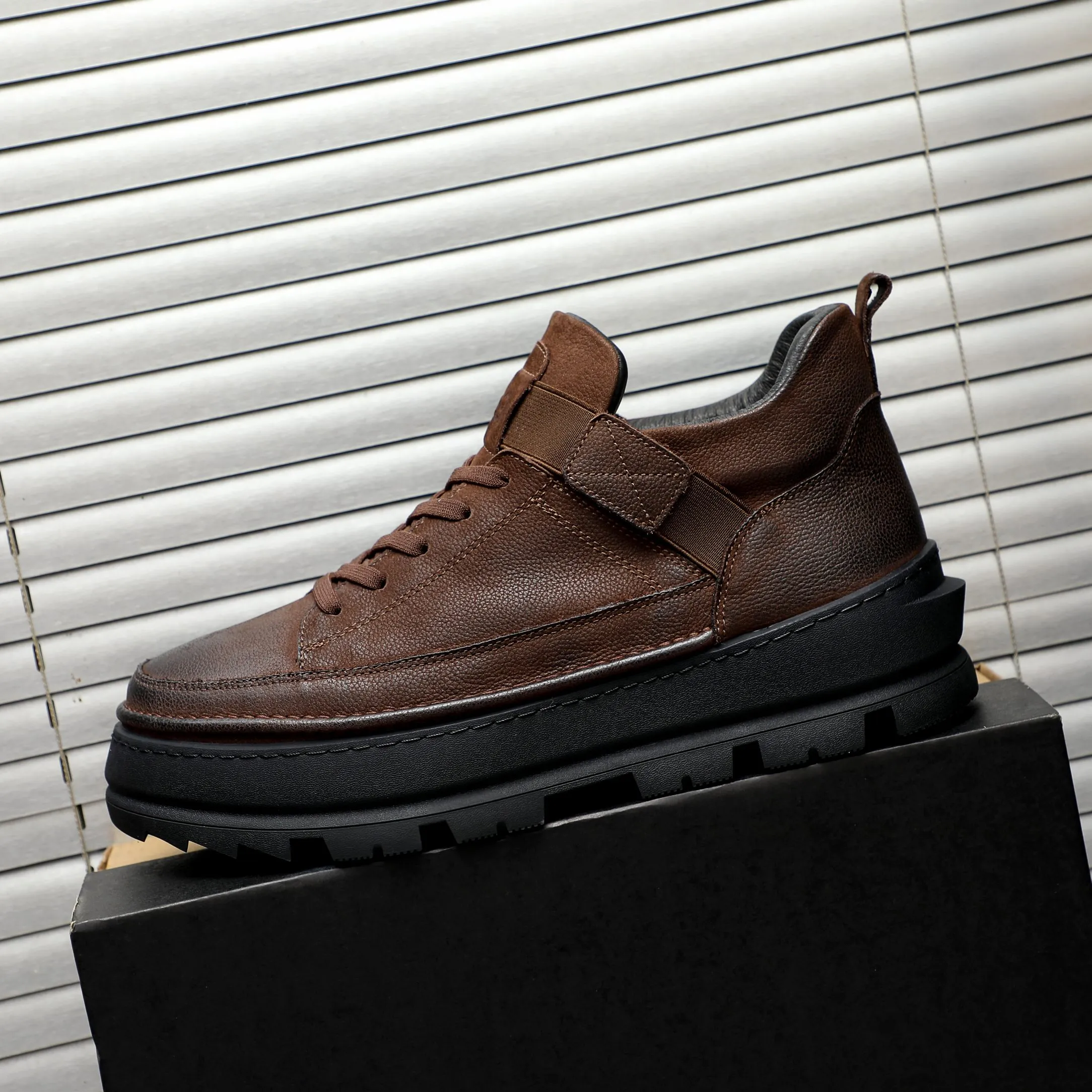 P620 Product trademark: "UGG" Gaobang men's shoes Regular size: 39-44 Product materials: Selected first-layer cowhide upper, wool lining, original outsole